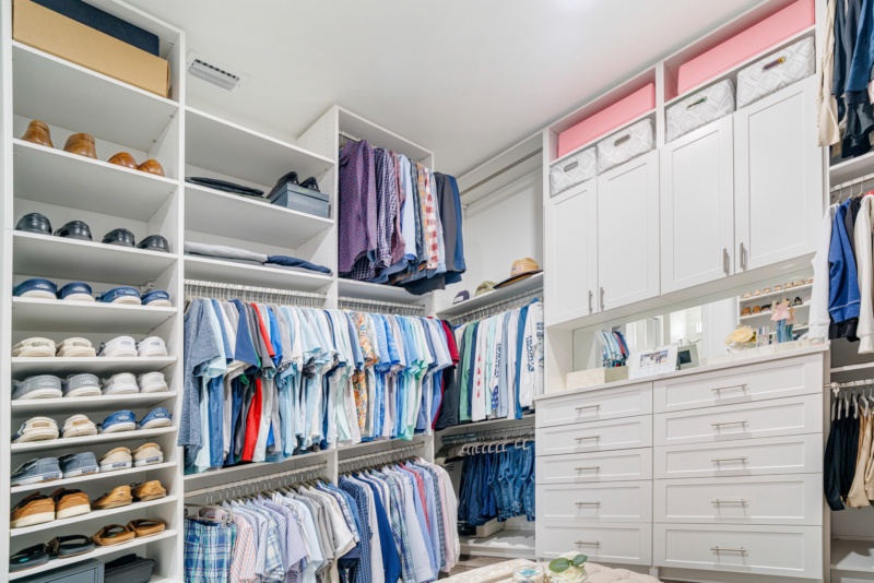 His-and-Hers Closet - Photo 8