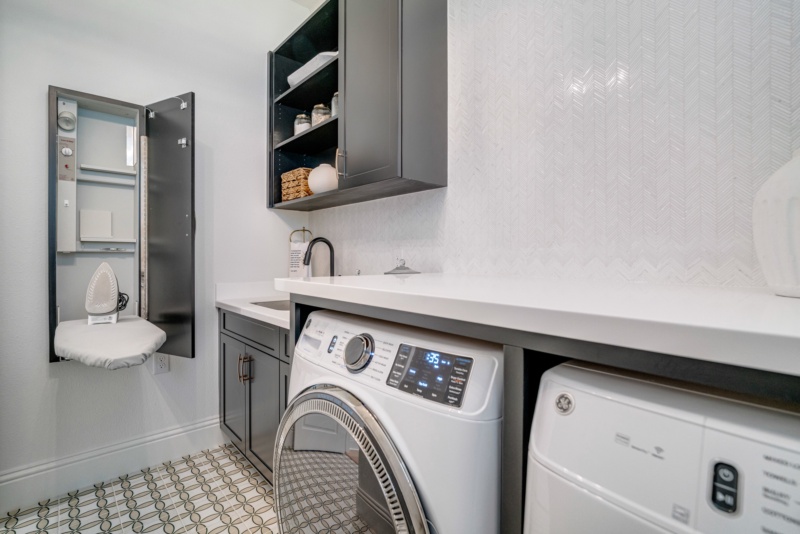 Custom Laundry Room - Photo 1