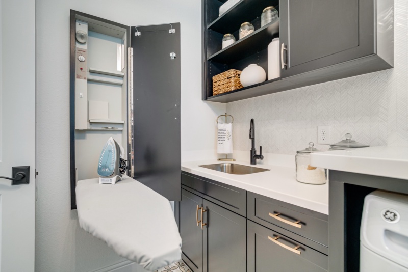Custom Laundry Room - Photo 4