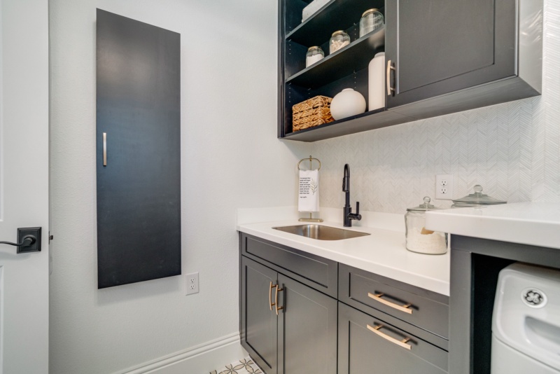 Custom Laundry Room - Photo 6
