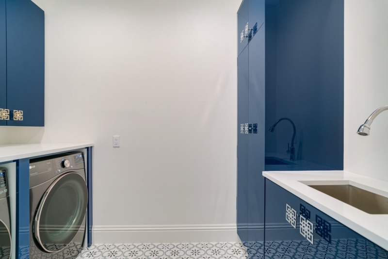 Vibrant Laundry Room - Photo 1
