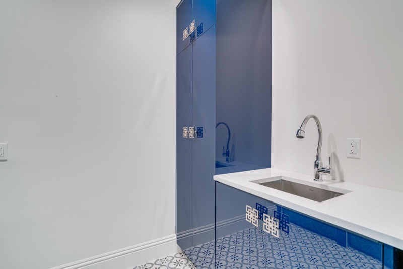 Vibrant Laundry Room - Photo 2