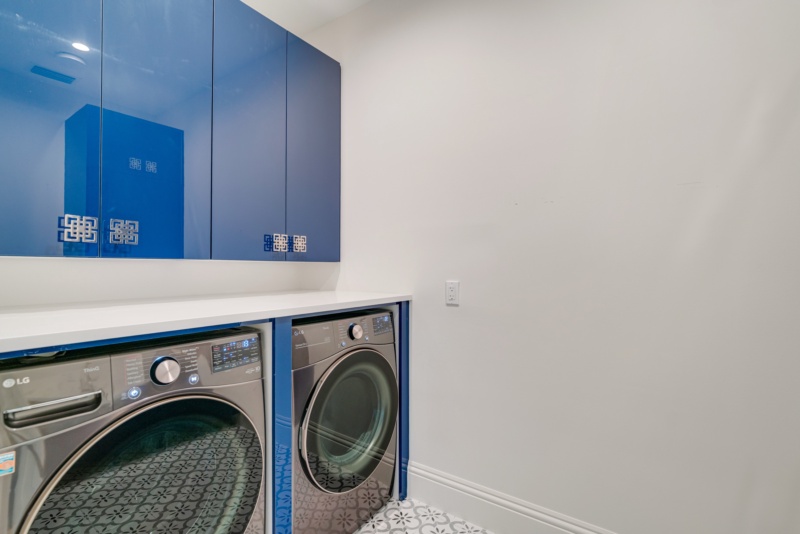 Vibrant Laundry Room - Photo 3