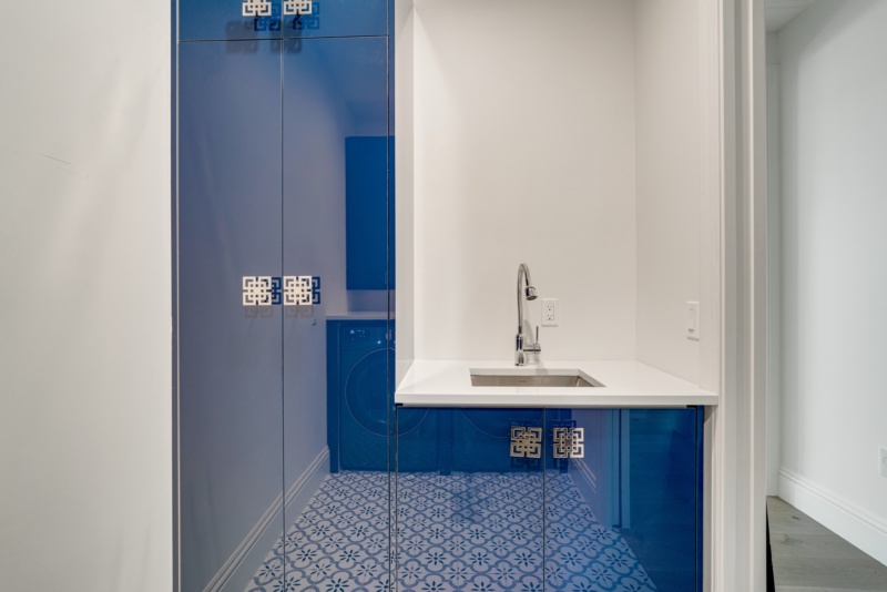 Vibrant Laundry Room - Photo 7