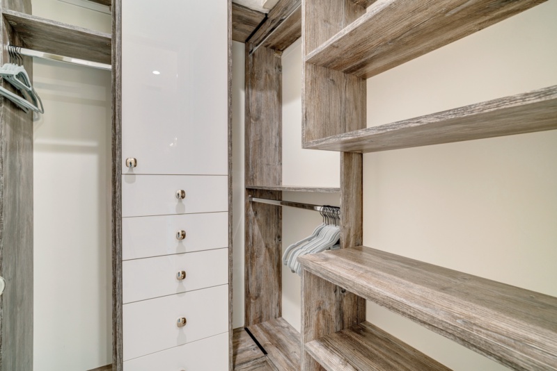 Guest Bath with Walk-in Closet - Photo 2