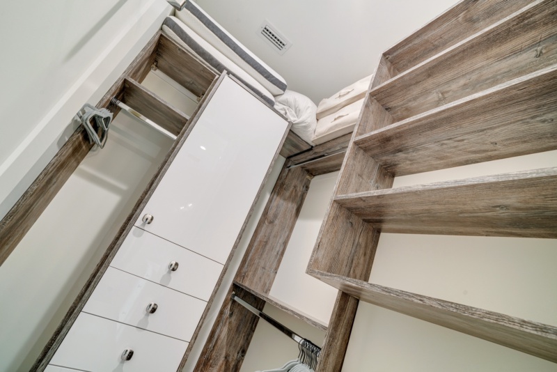 Guest Bath with Walk-in Closet - Photo 4