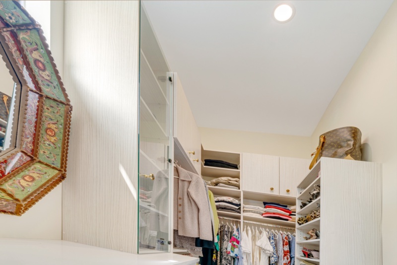 Beautifully Tailored "Hers" Closet - Photo 7