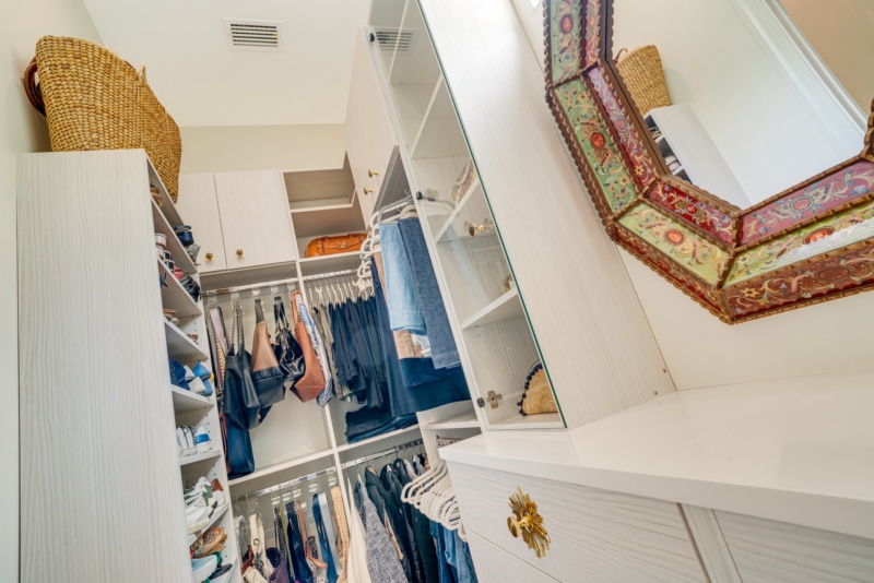 Beautifully Tailored "Hers" Closet - Photo 8