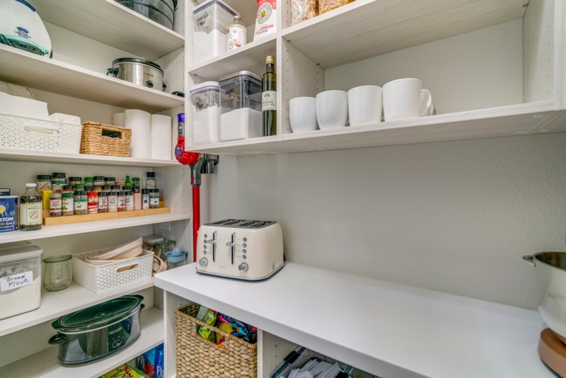 Custom Pantry - Photo 2