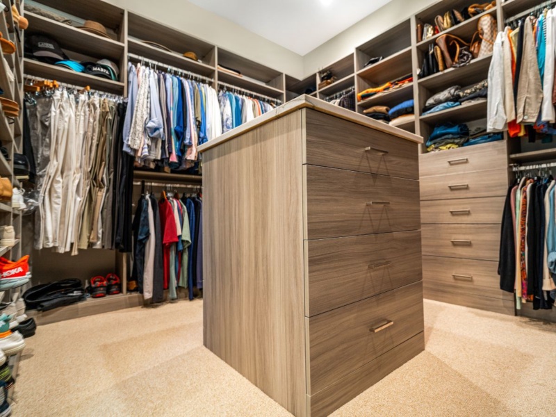 Custom Closets vs. DIY Closet Kits: What Bradenton Homeowners Should Know